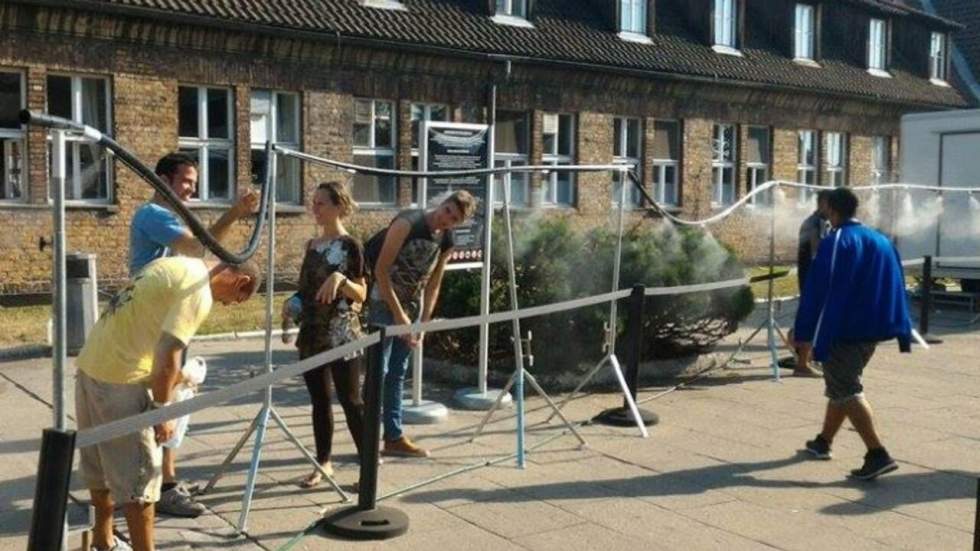 Des douches installées à l'entrée du camp d'Auschwitz choquent les visiteurs