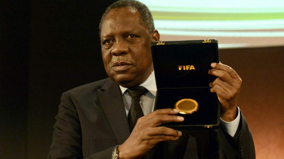 Blatter suspendu, le Camerounais Hayatou prend les rênes de la Fifa