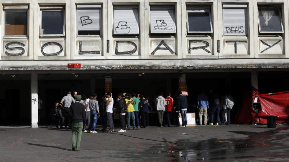 À Paris, le camp de migrants du lycée Jean-Quarré évacué dans le calme À Paris, le camp de migrants du lycée Jean-Quarré évacué dans le calme