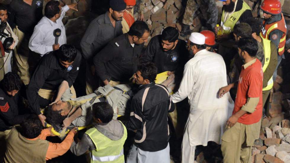 Pakistan : une usine s'effondre près de Lahore, une centaine de personnes coincées Pakistan : une usine s'effondre près de Lahore, une centaine de personnes coincées