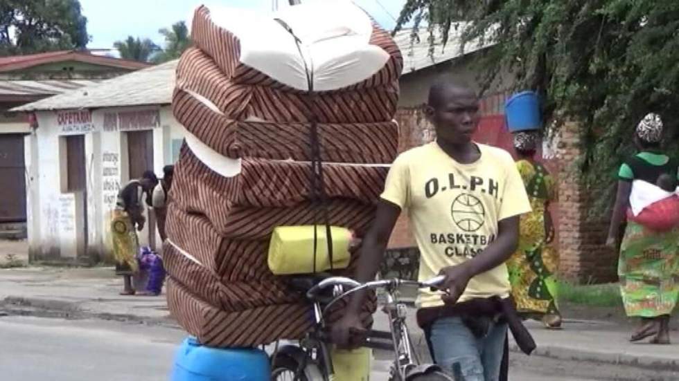 Burundi : des habitants fuient les quartiers contestataires après l'ultimatum des autorités aux insurgés Burundi : des habitants fuient les quartiers contestataires après l'ultimatum des autorités aux insurgés