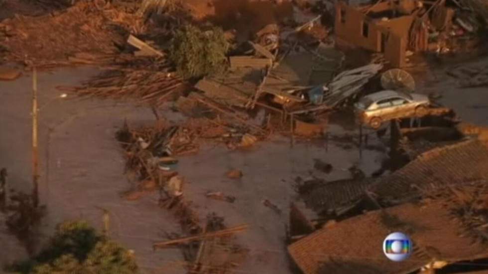 Vidéo : un barrage s'effondre au Brésil et provoque une coulée de boue toxique