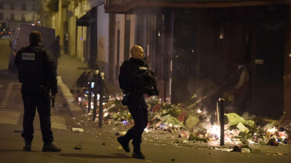 Attaques à Paris : les premiers kamikazes identifiés dimanche, un suspect recherché Attaques à Paris : les premiers kamikazes identifiés dimanche, un suspect recherché