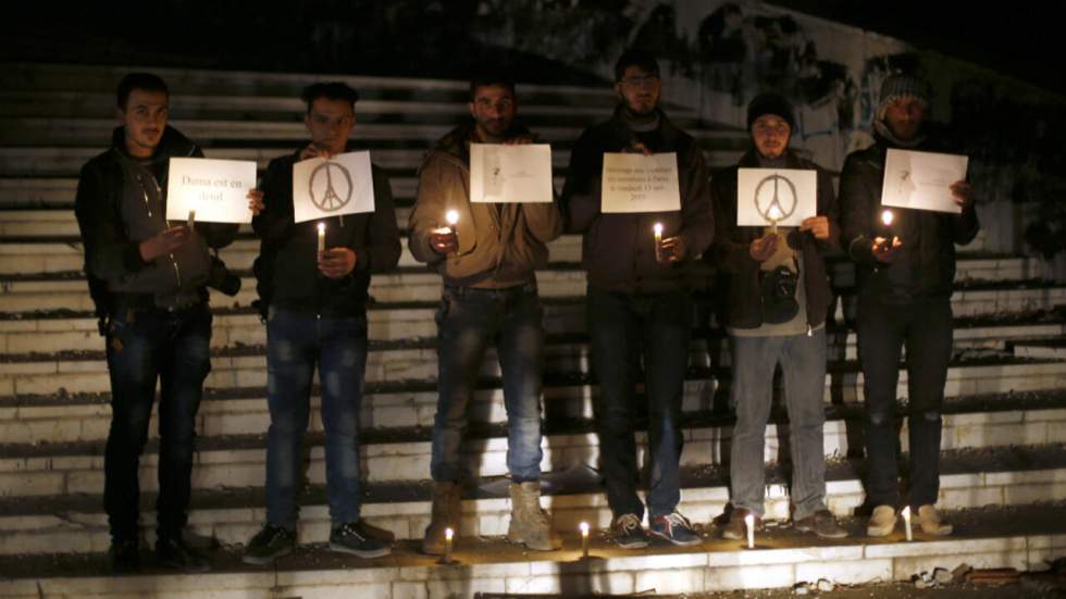 Des Syriens de Douma affichent leur soutien à Paris