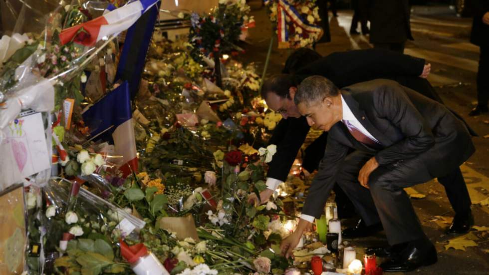 Attaques de Paris : Barack Obama dépose une rose devant le Bataclan