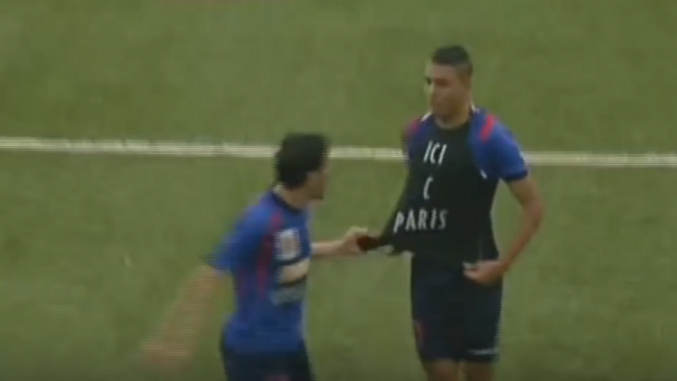 Un joueur algérien sanctionné pour son soutien à Paris Un joueur algérien sanctionné pour son soutien à Paris