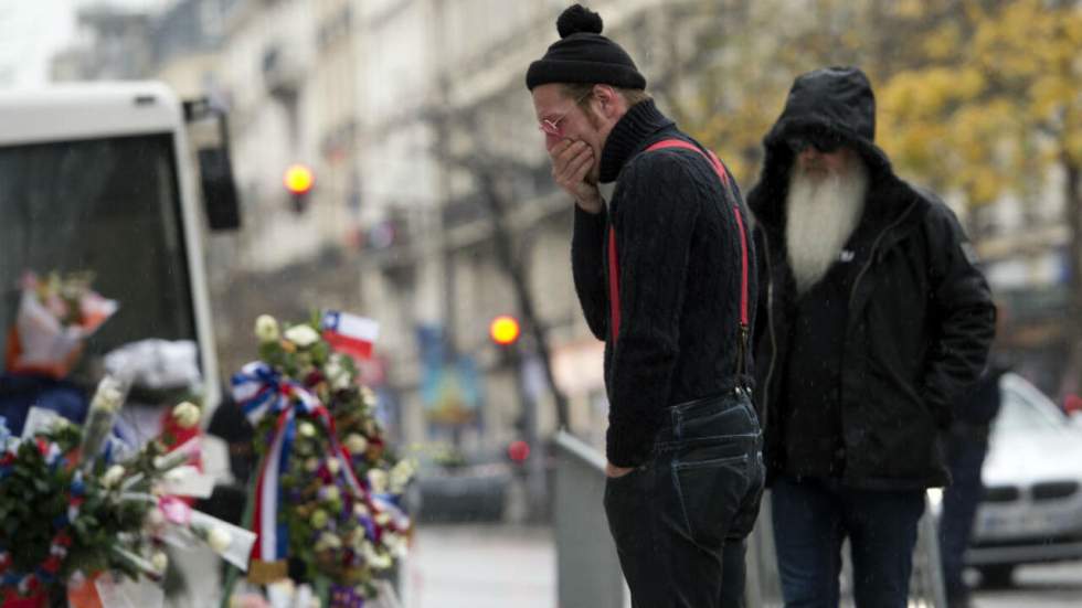 Attentats de Paris : les Eagles of Death Metal rendent hommage aux victimes du Bataclan