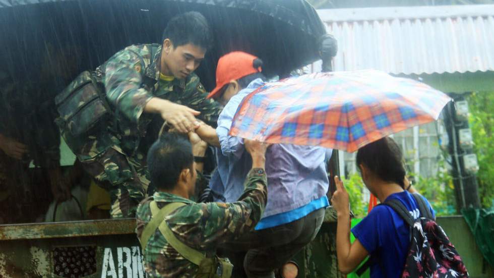 Philippines : 700 000 personnes évacuées à l'approche du typhon Melor Philippines : 700 000 personnes évacuées à l'approche du typhon Melor