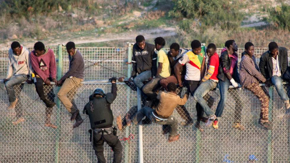 Des centaines de migrants prennent d'assaut l'enclave espagnole de Ceuta au Maroc