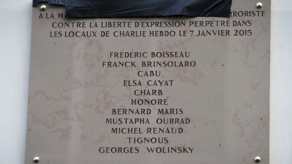 Plaque pour Charlie Hebdo : la femme de Wolinski "furieuse" après une faute d'orthographe Plaque pour Charlie Hebdo : la femme de Wolinski "furieuse" après une faute d'orthographe