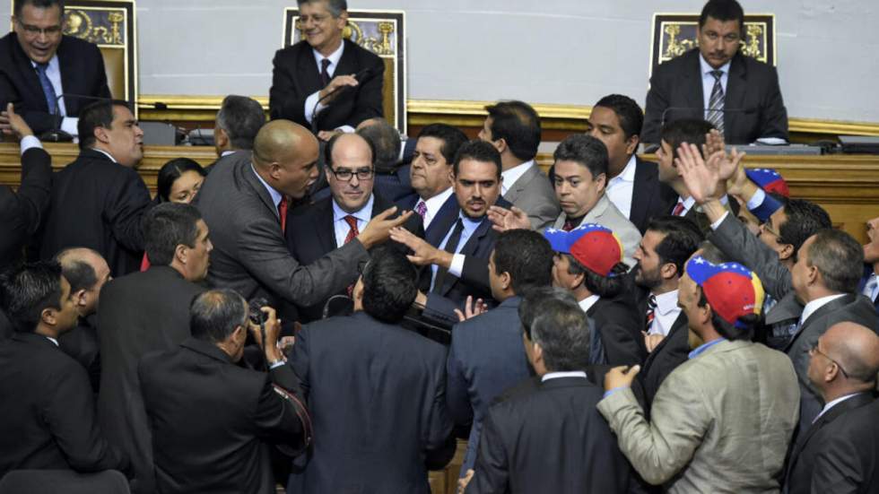 Venezuela : l'investiture de l'Assemblée nationale tourne au bras de fer entre le gouvernement chaviste et l'opposition