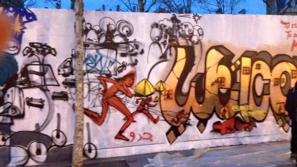 Vidéo : les migrants graffent leurs parcours place de la République à Paris