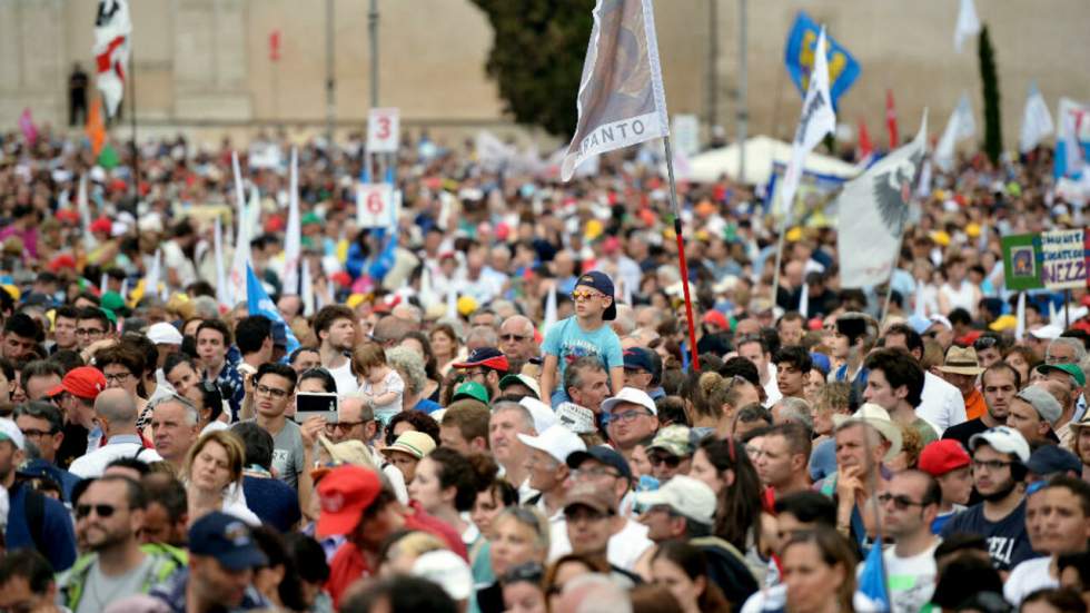 Italie : des dizaines de milliers d'opposants à l'union civile de même sexe manifestent à Rome