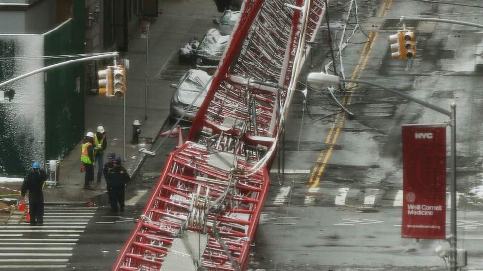 Vidéo : un mort et trois blessés après la chute d’une grue à New York