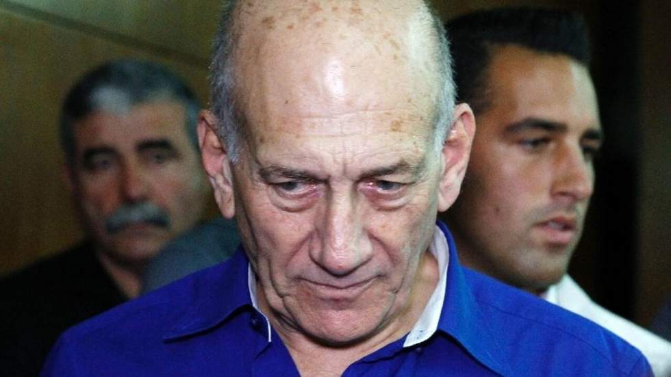 L'ancien Premier ministre israélien Ehoud Olmert entre en prison