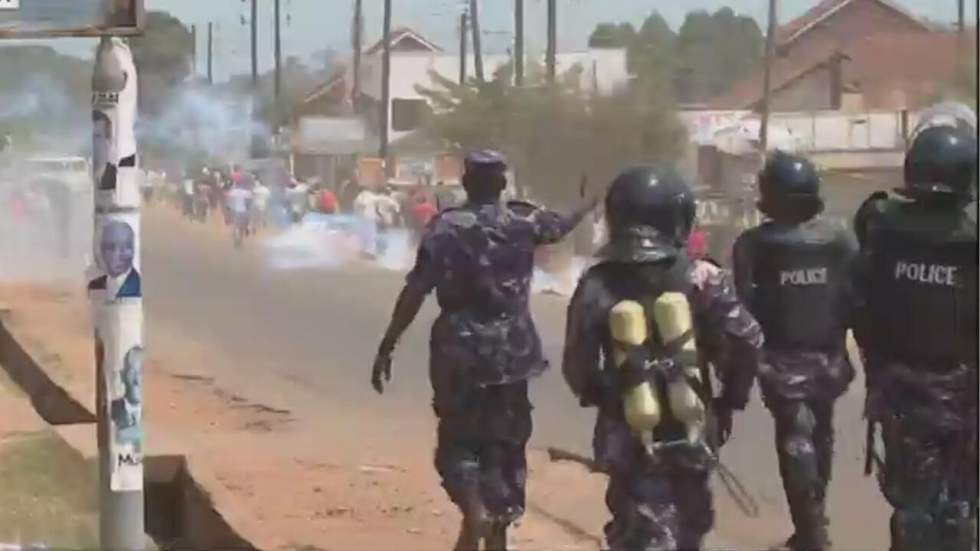 Élections en Ouganda : la police tire des gaz lacrymogènes contre des électeurs mécontents