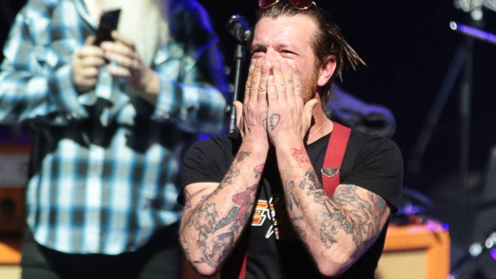 Vidéo : "Paris s'éveille" en ouverture du concert des Eagles of Death Metal à l'Olympia Vidéo : "Paris s'éveille" en ouverture du concert des Eagles of Death Metal à l'Olympia