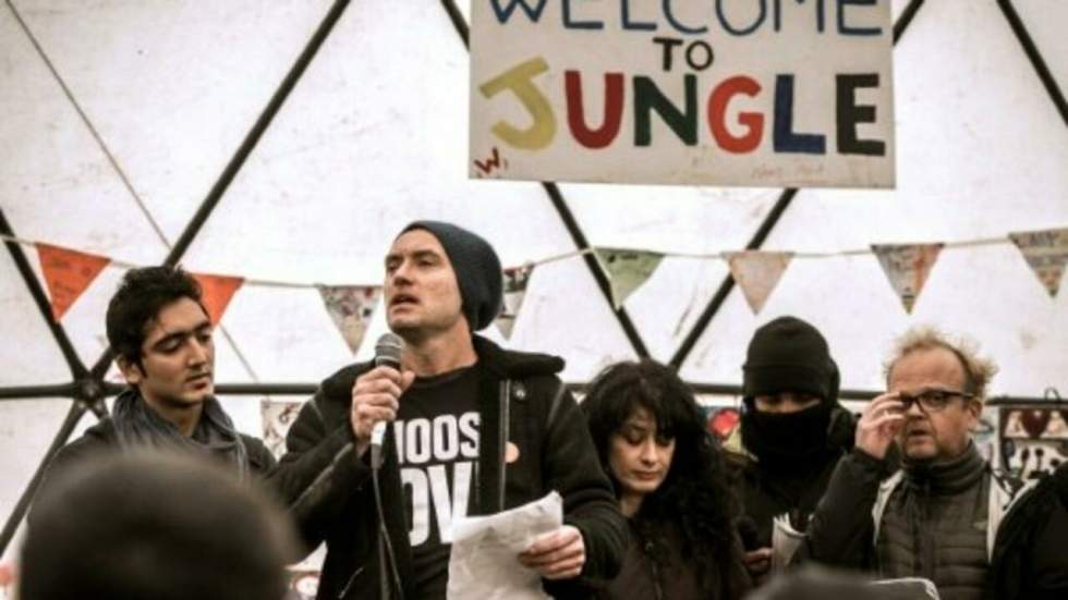 Vidéo : l'acteur Jude Law dans la "jungle" de Calais pour soutenir les migrants