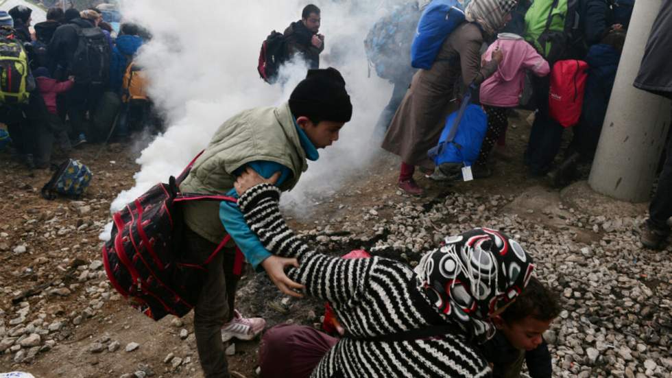 La police macédonienne use de gaz lacrymogènes contre des migrants à sa frontière avec la Grèce La police macédonienne use de gaz lacrymogènes contre des migrants à sa frontière avec la Grèce