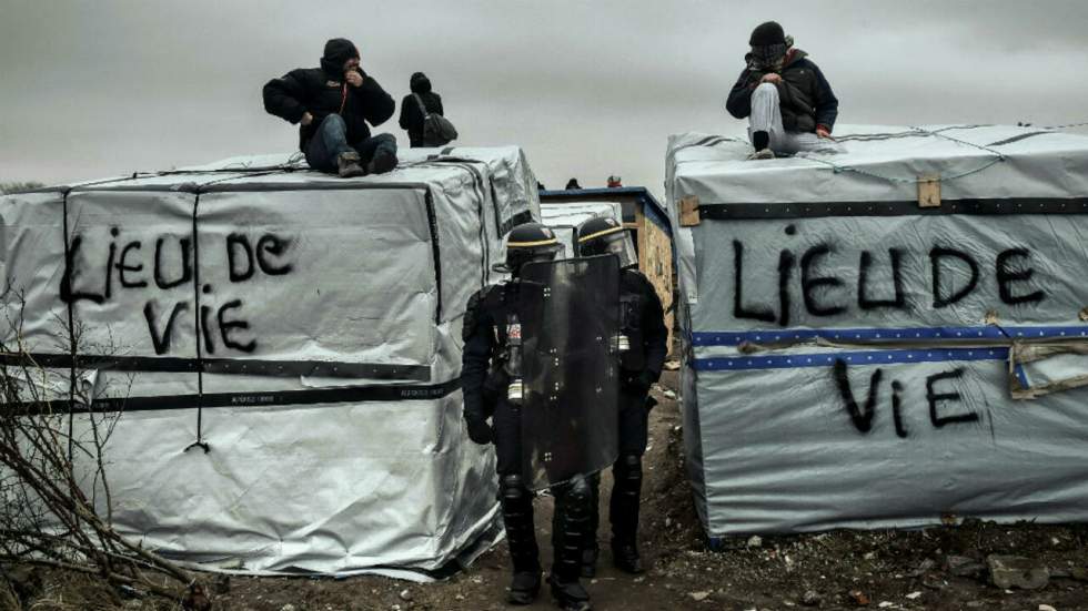 Le démantèlement de la jungle de Calais se poursuit dans un climat moins tendu