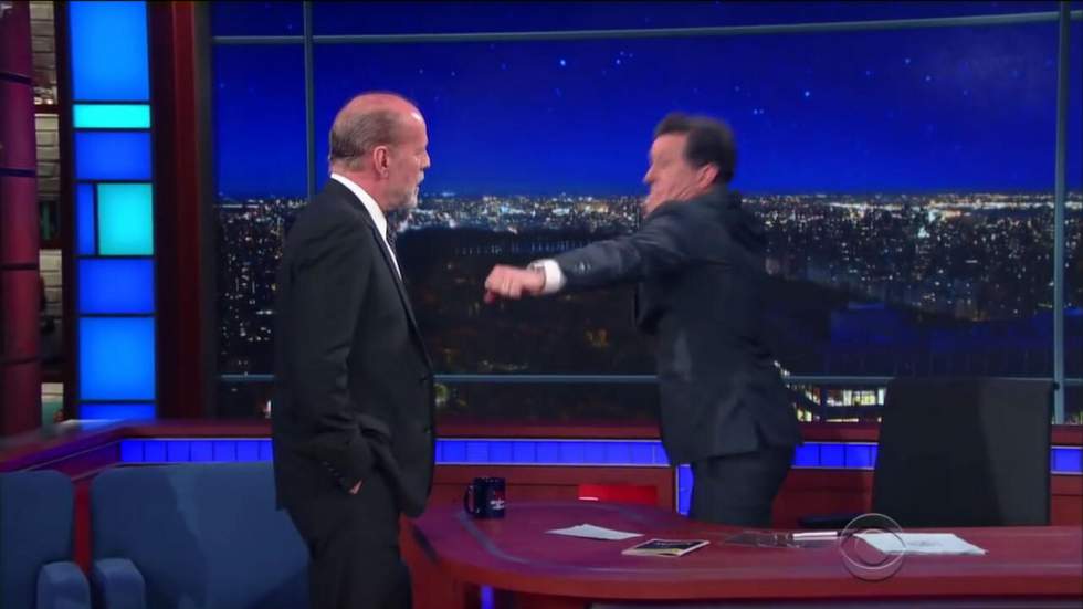 Bruce Willis fait ses propres cascades, et le prouve dans le Late Show de Stephen Colbert