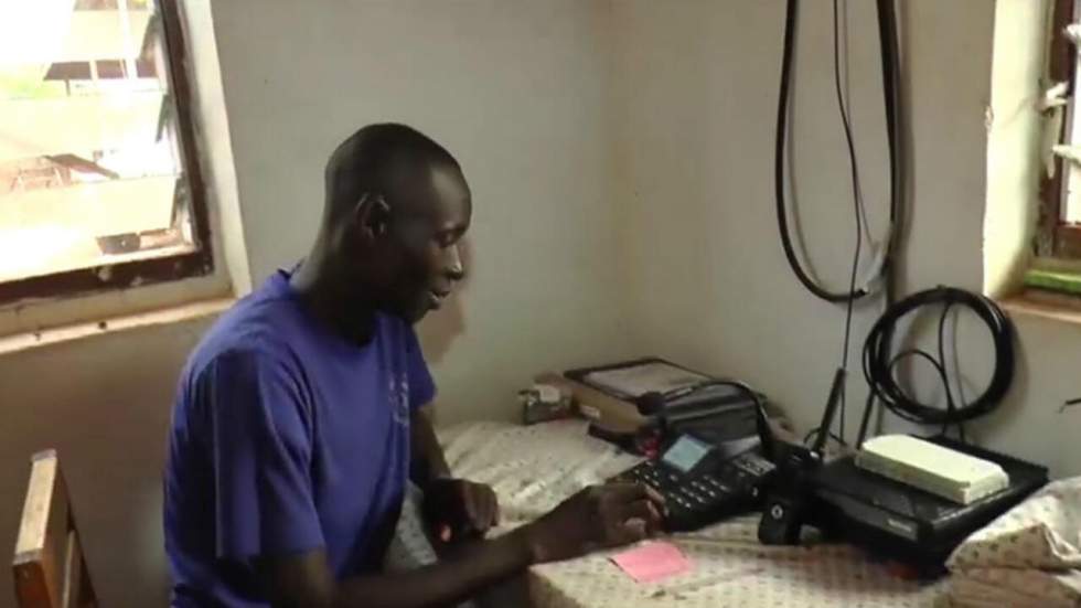 Vidéo : en Centrafrique, des ONG distribuent des radios aux villages isolés pour se protéger de la LRA