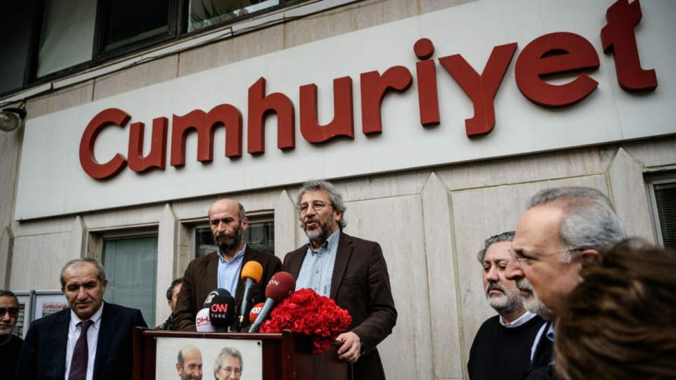 Le procès devant une cour criminelle de deux célèbres journalistes en Turquie ajourné