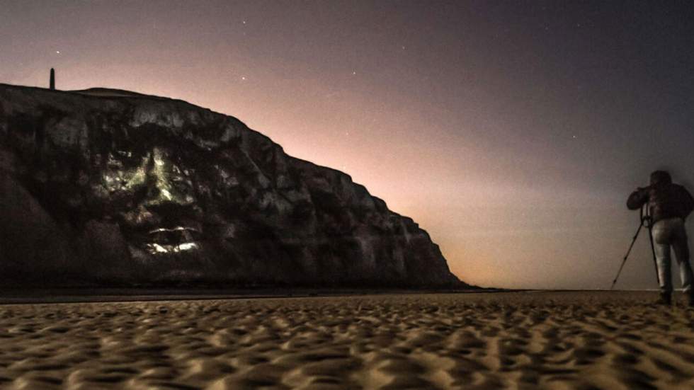 L’artiste Clément Lesaffre projette sur les falaises de Calais des visages de réfugiés