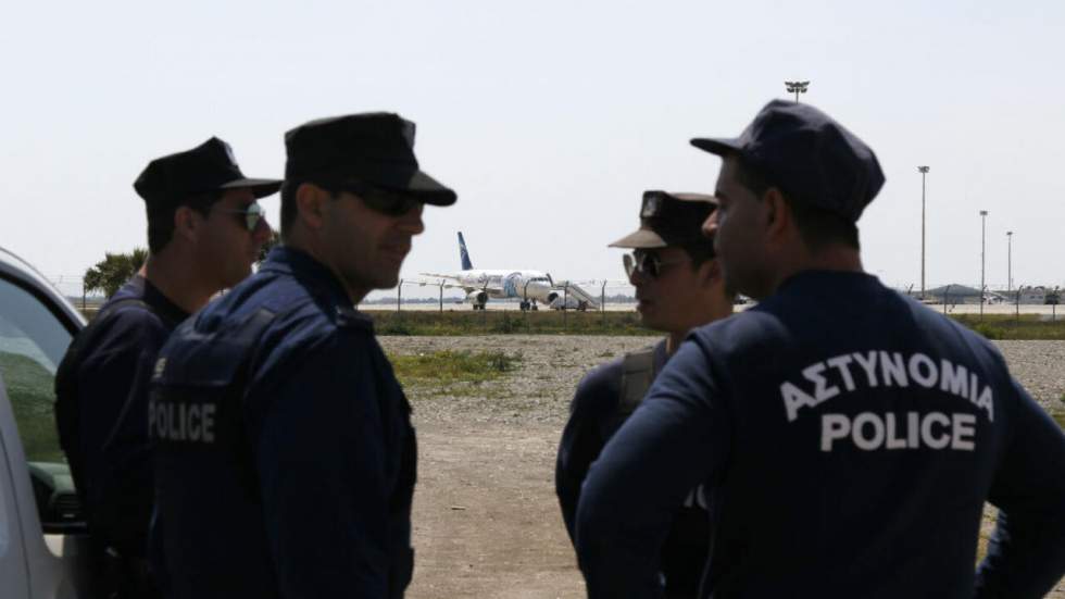 Avion EgyptAir détourné : le pirate s'est rendu, la prise d'otages a pris fin Avion EgyptAir détourné : le pirate s'est rendu, la prise d'otages a pris fin