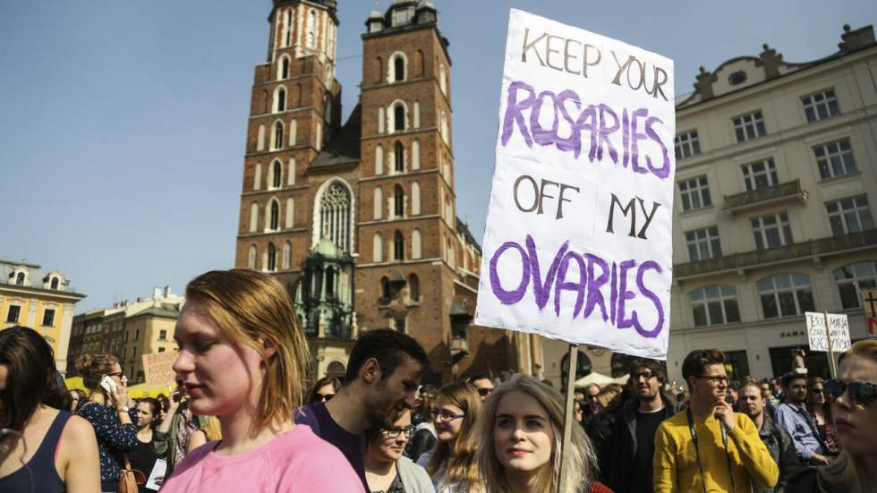 Les Polonaises pro-avortement trollent la Première ministre avec des messages sur leurs menstruations