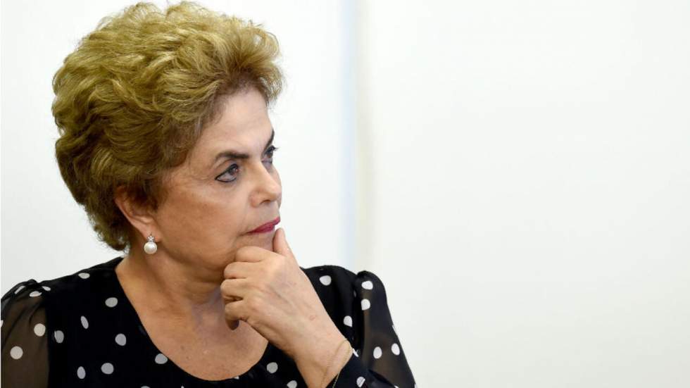 Dilma Rousseff passe à l’attaque à la veille du vote sur sa destitution au Brésil