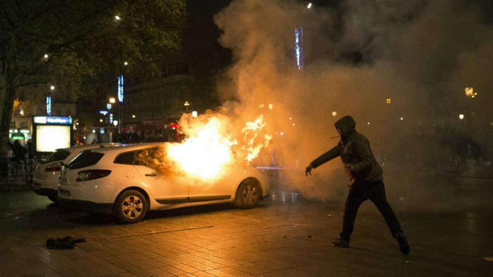 Nuit debout : heurts sur la place de la République, un véhicule de police incendié Nuit debout : heurts sur la place de la République, un véhicule de police incendié