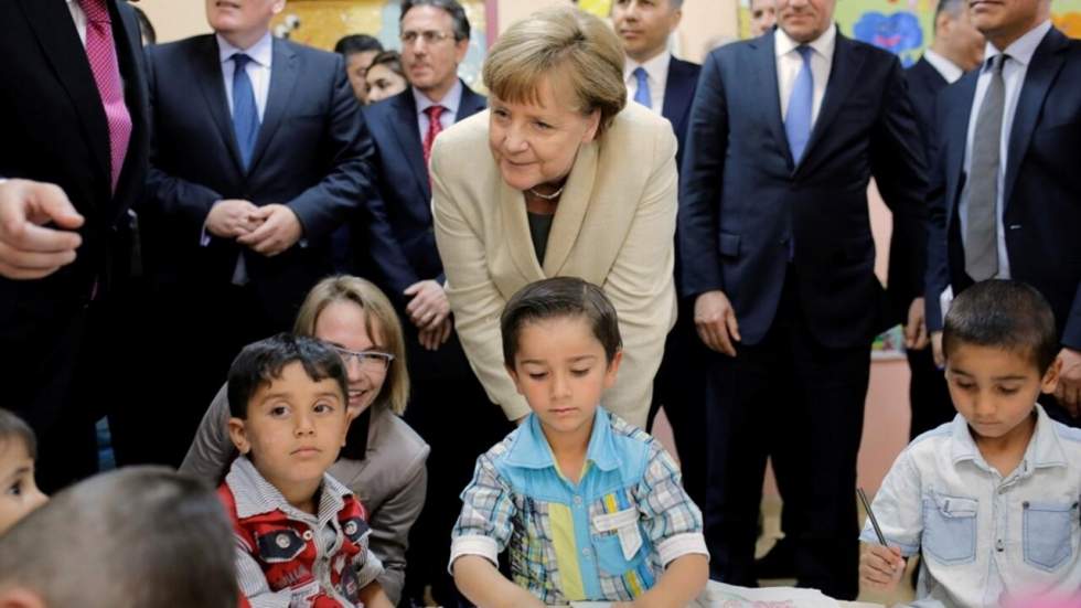 Angela Merkel visite un camp de réfugiés syriens en Turquie