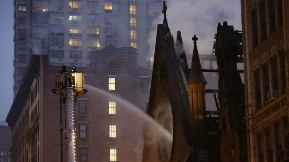 En images : un incendie ravage une église au cœur de Manhattan