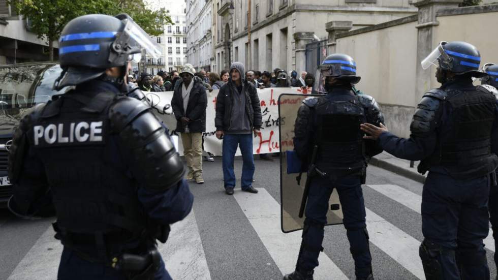 La police évacue les migrants du lycée Jean-Jaurès à Paris La police évacue les migrants du lycée Jean-Jaurès à Paris