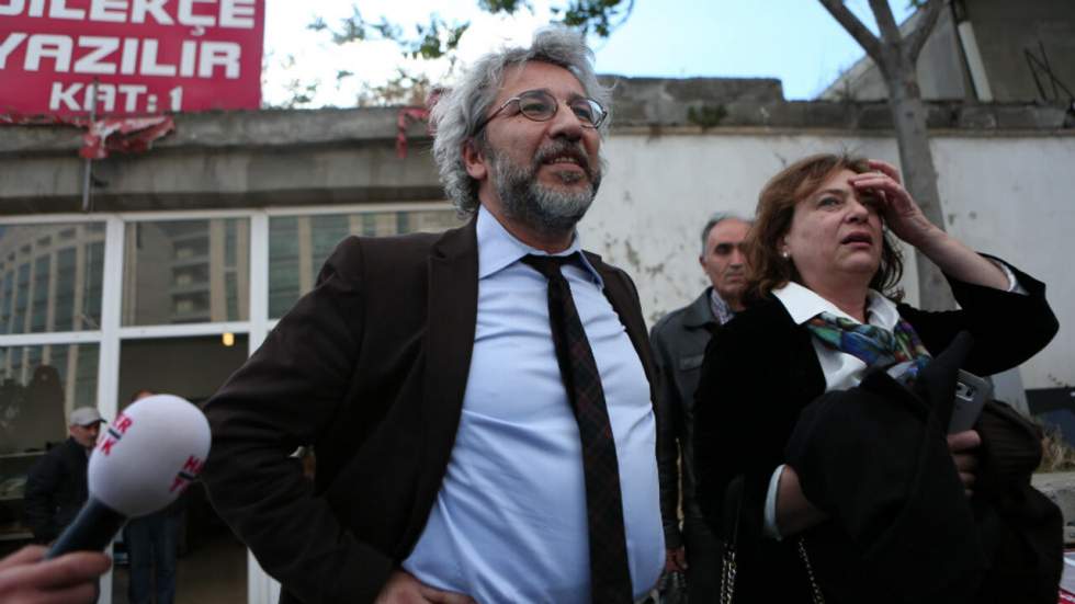 Le journaliste turc Can Dündar condamné à la prison et pris pour cible dans une attaque armée Le journaliste turc Can Dündar condamné à la prison et pris pour cible dans une attaque armée
