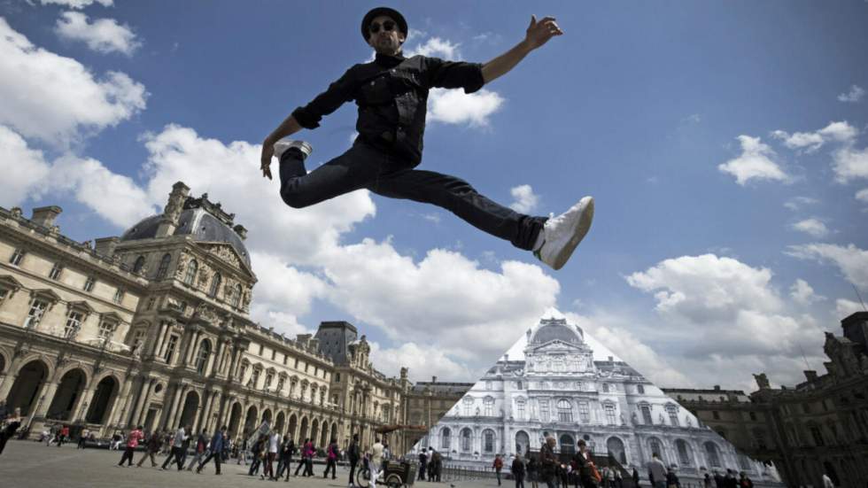 Le photographe français JR s’amuse à faire disparaître la pyramide du Louvre Le photographe français JR s’amuse à faire disparaître la pyramide du Louvre