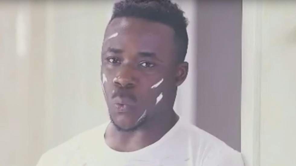 Dans cette publicité chinoise raciste, un Noir passe à la machine à laver Dans cette publicité chinoise raciste, un Noir passe à la machine à laver