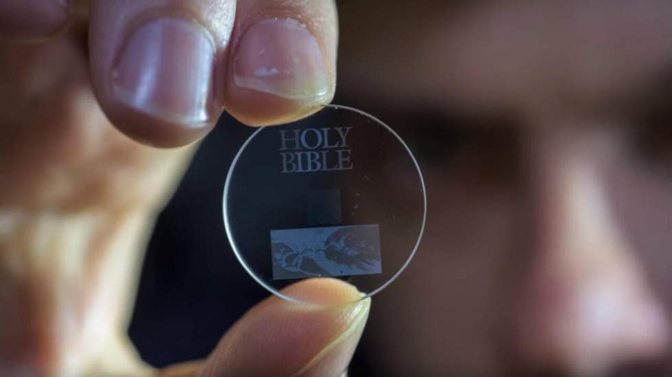 Cette petite pièce en verre pourrait stocker l'histoire de l'humanité pendant des milliards d'années Cette petite pièce en verre pourrait stocker l'histoire de l'humanité pendant des milliards d'années