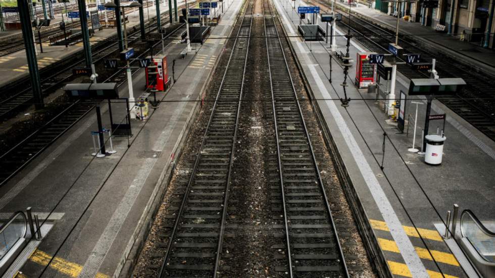 À neuf jours de l'Euro de football, grève illimitée à la SNCF