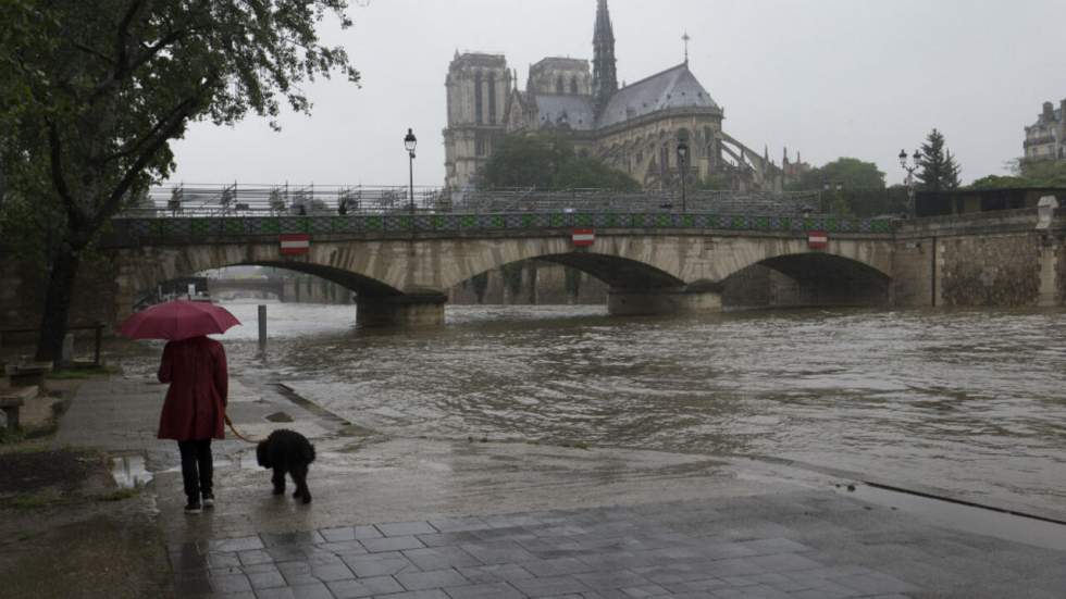 En images : la Seine déborde à Paris, alerte dans le centre de la France