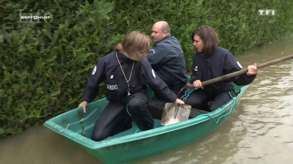 Inondations en France : trois policiers tombent à l'eau et deviennent la risée de la Toile