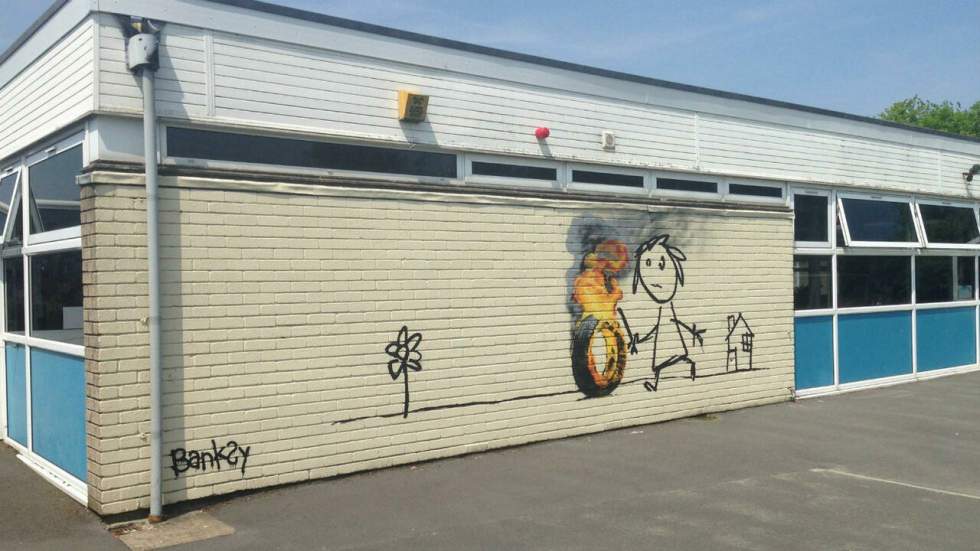 Banksy a repeint la cour de récréation de petits chanceux dans une école de Bristol Banksy a repeint la cour de récréation de petits chanceux dans une école de Bristol