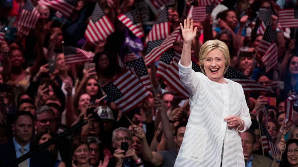 Hillary Clinton revendique sa victoire aux primaires démocrates, Bernie Sanders ne lâche rien