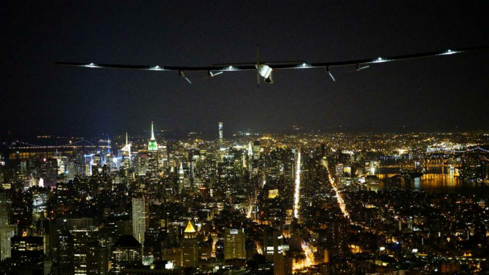 L'avion solaire Solar Impulse 2 survole la statue de la Liberté à New York L'avion solaire Solar Impulse 2 survole la statue de la Liberté à New York