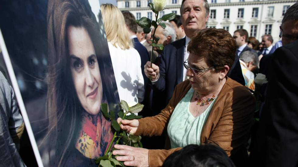 Les députés français déposent des roses blanches pour Jo Cox