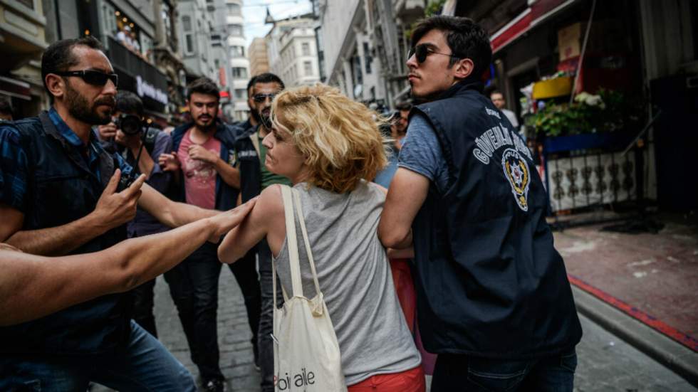 La Gay Pride d'Istanbul dispersée par la police, deux députés allemands interpellés