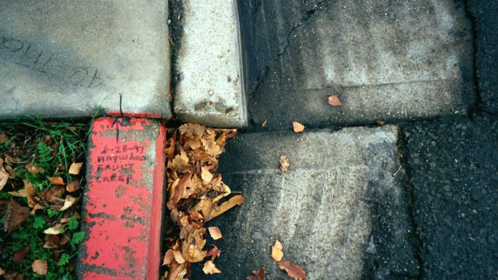 Ce trottoir californien était une légende pour les sismologues, la mairie a réparé la fissure Ce trottoir californien était une légende pour les sismologues, la mairie a réparé la fissure