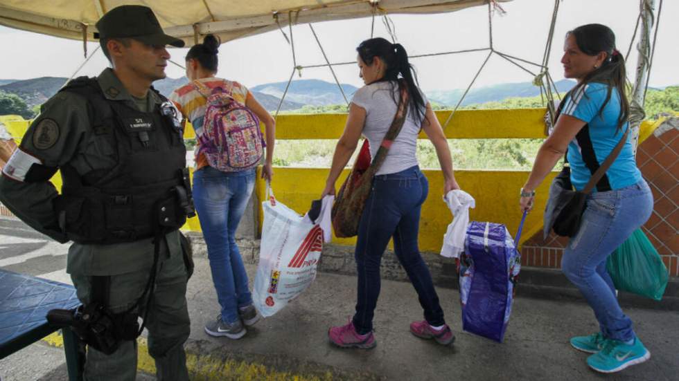 Des milliers de Vénézuéliens se ravitaillent en Colombie après l’ouverture de la frontière