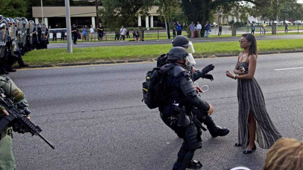 Une manifestante noire américaine se dresse devant des policiers à Bâton-Rouge : la photo iconique